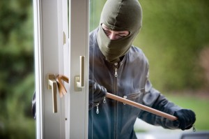 Inbrekers hanteren grofweg een vijftal methodes om uw huis binnen te dringen. Zij komen echter in bijna tweederde van de gevallen via uw achterdeur binnen.